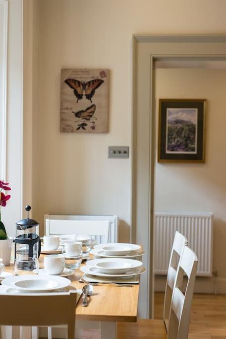 Self Catering , City Centre Apartment With Parking Edinburg Exteriör bild