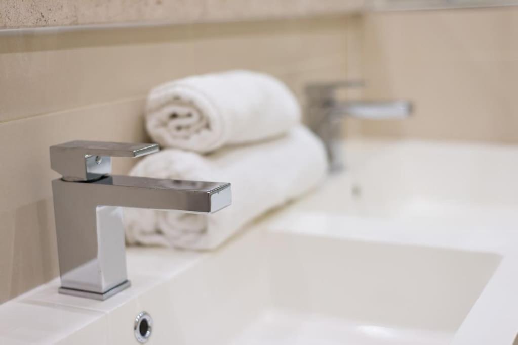 Self Catering , City Centre Apartment With Parking Edinburg Exteriör bild