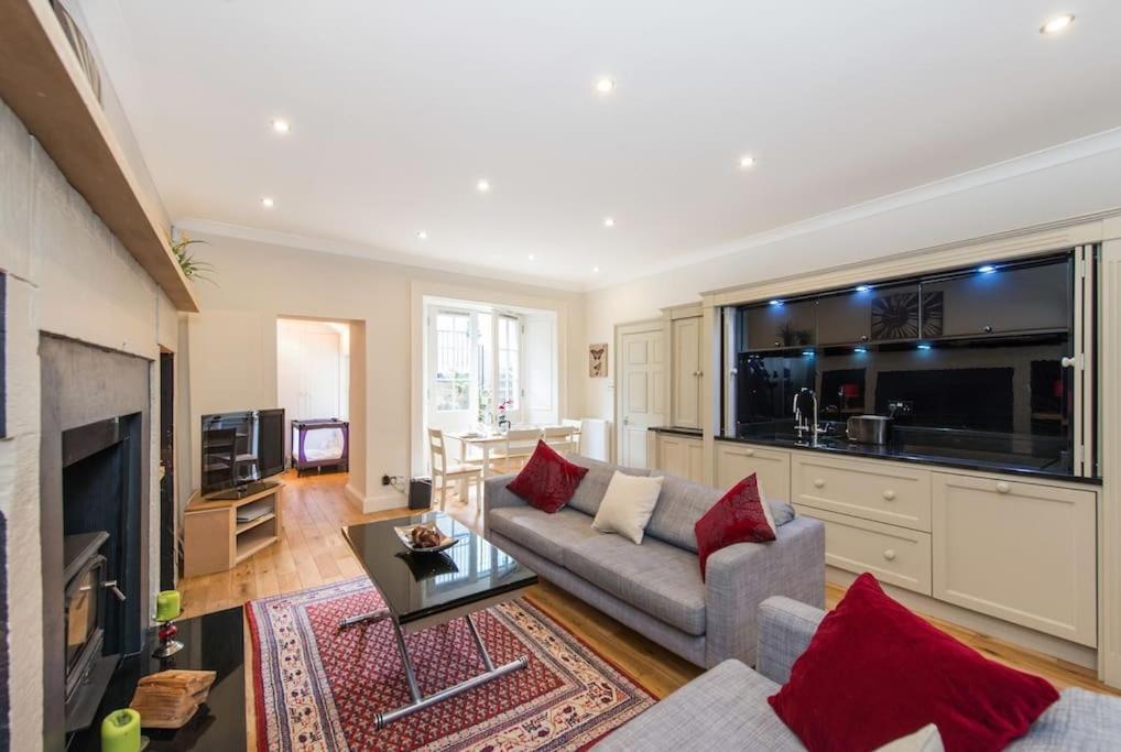 Self Catering , City Centre Apartment With Parking Edinburg Exteriör bild