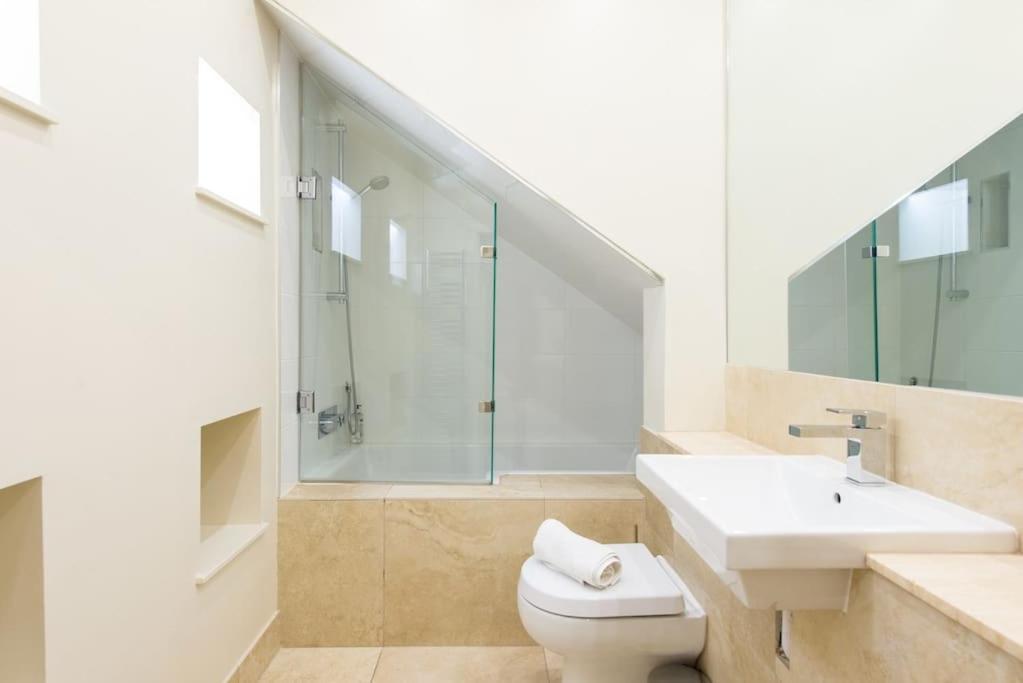 Self Catering , City Centre Apartment With Parking Edinburg Exteriör bild
