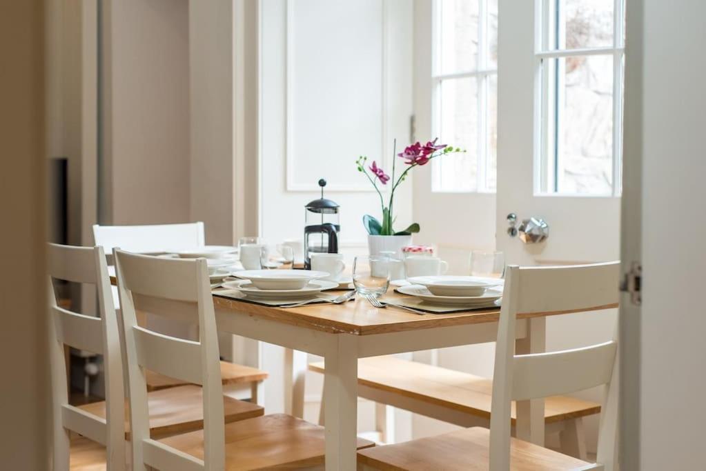 Self Catering , City Centre Apartment With Parking Edinburg Exteriör bild
