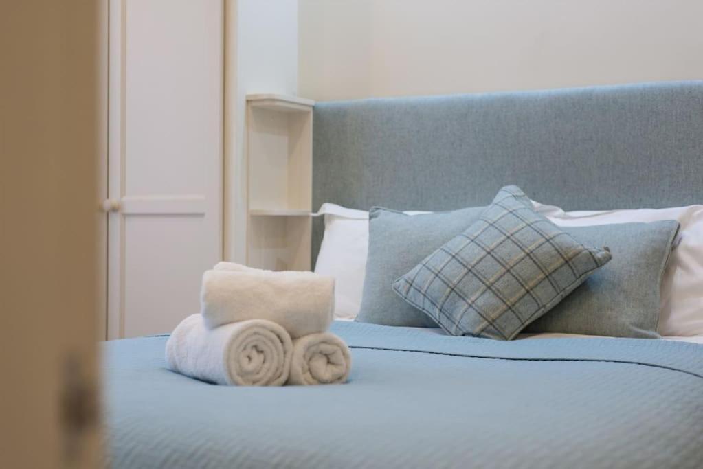 Self Catering , City Centre Apartment With Parking Edinburg Exteriör bild