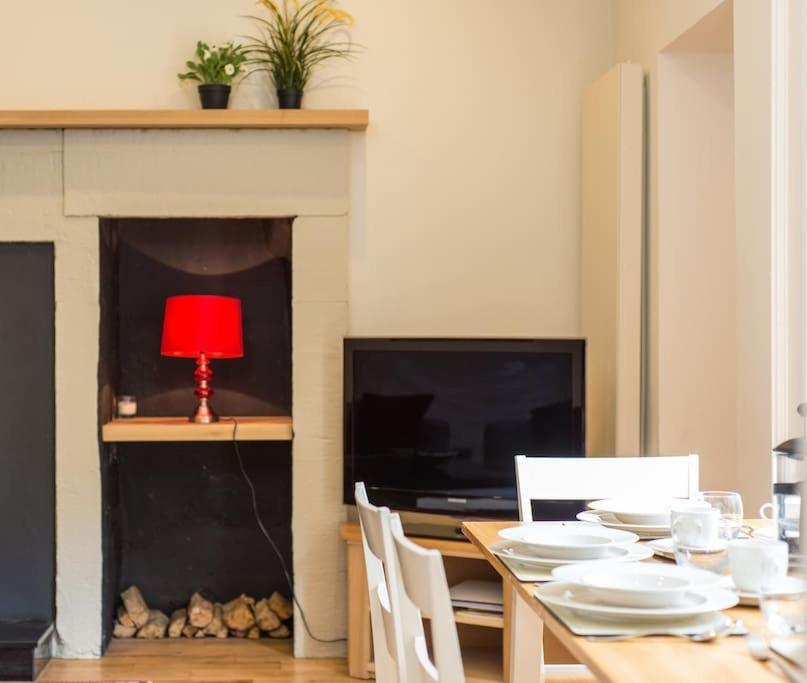 Self Catering , City Centre Apartment With Parking Edinburg Exteriör bild