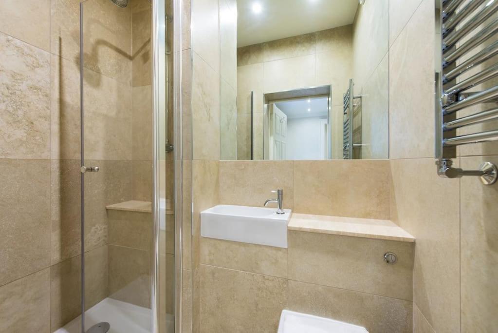 Self Catering , City Centre Apartment With Parking Edinburg Exteriör bild